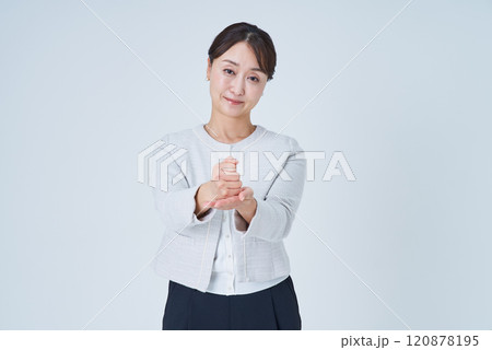 両手で相槌を打つビジネスウーマン 両手で相槌を打つビジネスウーマン 120878195