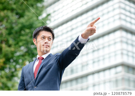 指差しをするビジネスマン 120878579