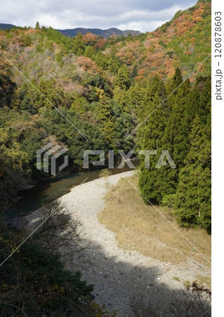 晩秋の多良峡の紅葉 晩秋の多良峡の紅葉 120878603