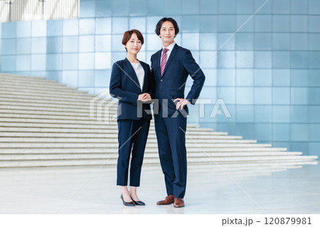 スーツを着た男女ビジネスパーソン 120879981