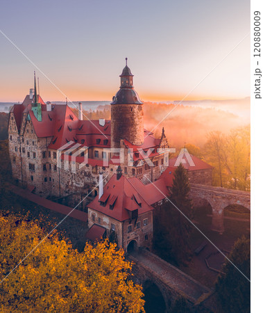秋の早朝の霧がかったヨーロッパのお城 チョハ城 秋の早朝の霧がかったヨーロッパのお城 チョハ城 120880009