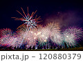夜空に上がる打ち上げ花火 120880379