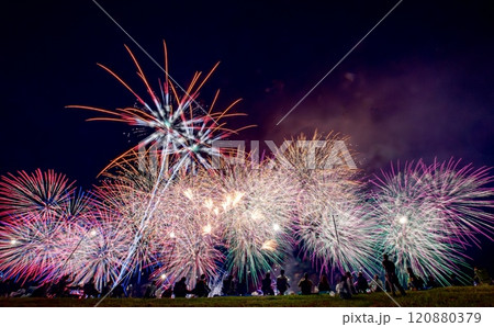 夜空に上がる打ち上げ花火 夜空に上がる打ち上げ花火 120880379