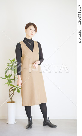 女性秋服冬服のファッションコーディネート全身(縦向き) 女性秋服冬服のファッションコーディネート全身(縦向き) 120881217