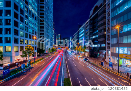 東京・国道246号線　大都会の流れる光跡 120881483