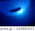 海中から見上げる太陽　水面に船　 120882655