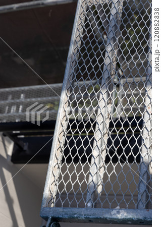 屋根外壁工事のため足場を設置した築25年の一戸建て住宅 120882838