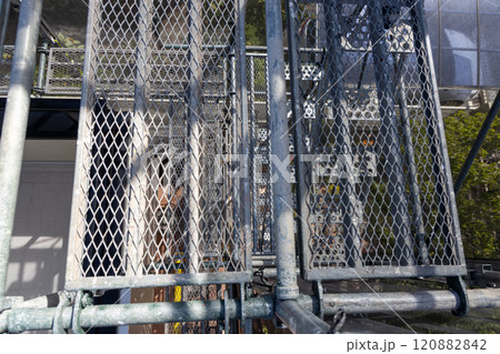 屋根外壁工事のため足場を設置した築25年の一戸建て住宅 屋根外壁工事のため足場を設置した築25年の一戸建て住宅 120882842