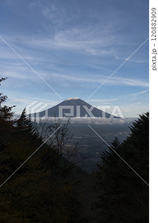 富士宮市から見た秋の富士山 富士宮市から見た秋の富士山 120882909