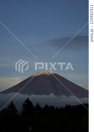 富士宮市から見た秋の富士山 120882911