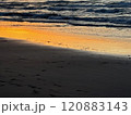 ビーチの夕焼けの反射 120883143