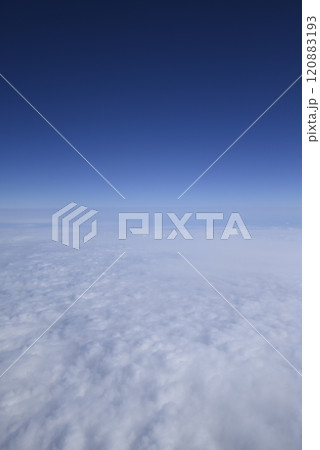 飛行機の窓からの眺め 120883193