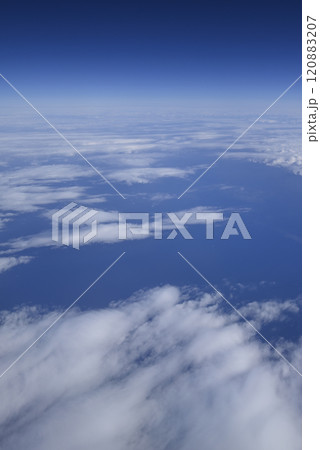 飛行機の窓からの眺め 120883207