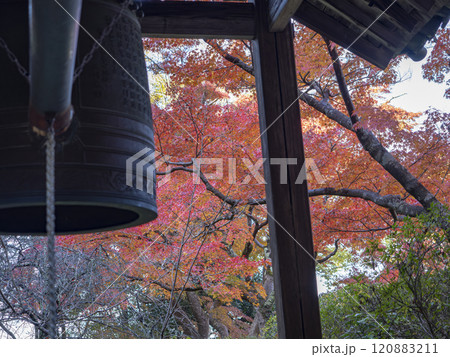 お寺の鐘 120883211