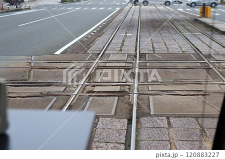 路面電車の平面交差 ダイヤモンドクロッシング(愛媛県松山市) 路面電車の平面交差 ダイヤモンドクロッシング(愛媛県松山市) 120883227