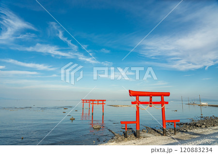 佐賀県太良町 有明海の浅瀬に立つ秋の大魚神社の海中鳥居 佐賀県太良町 有明海の浅瀬に立つ秋の大魚神社の海中鳥居 120883234