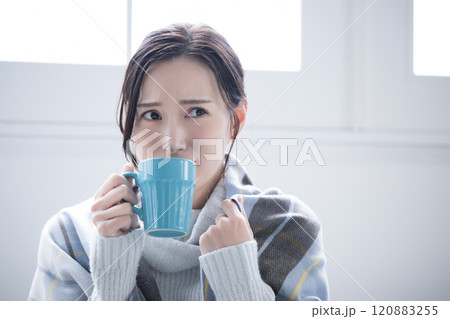 風邪かな?風邪のひきはじめかなんだか寒気がする温かい飲み物を飲む女性 風邪かな?風邪のひきはじめかなんだか寒気がする温かい飲み物を飲む女性 120883255