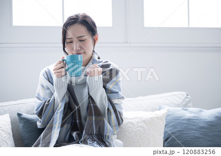 風邪かな?風邪のひきはじめかなんだか寒気がする温かい飲み物を飲む女性 風邪かな?風邪のひきはじめかなんだか寒気がする温かい飲み物を飲む女性 120883256