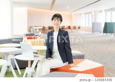 オフィスで働くスーツの女性 120883300