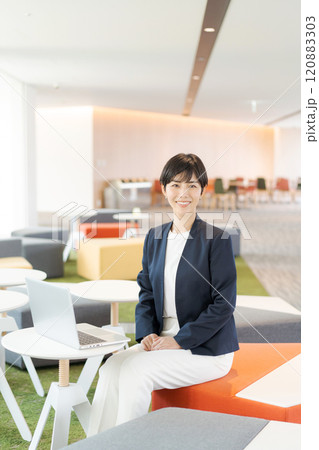 オフィスで働くスーツの女性 オフィスで働くスーツの女性 120883303