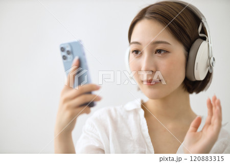 ヘッドフォンで音楽を聴く若い女性 ヘッドフォンで音楽を聴く若い女性 120883315
