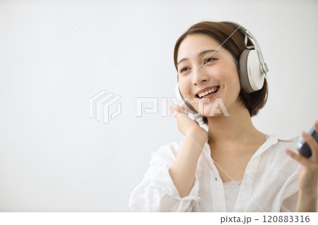 ヘッドフォンで音楽を聴く若い女性 ヘッドフォンで音楽を聴く若い女性 120883316