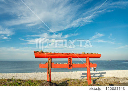 佐賀県太良町　有明海の浅瀬に立つ秋の大魚神社の海中鳥居横にある鳥居 120883348