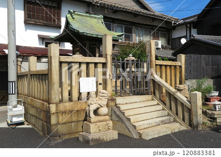 潮待ちの港「鞆の浦」:「鞆の津の力石」が奉納されている祠堂 潮待ちの港「鞆の浦」:「鞆の津の力石」が奉納されている祠堂 120883381