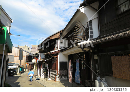 潮待ちの港「鞆の浦」：古い建築が続く街並み 120883386