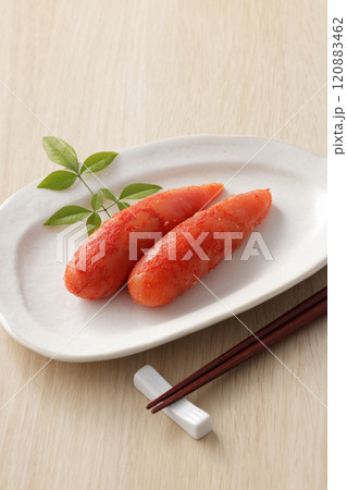 白い皿に盛った辛子明太子 120883462