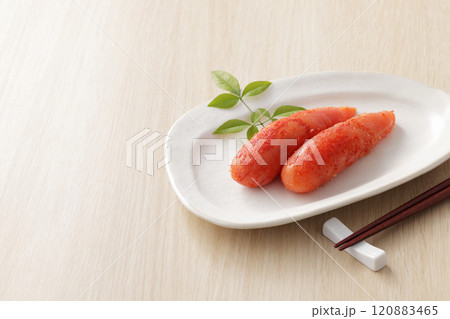 白い皿に盛った辛子明太子 120883465