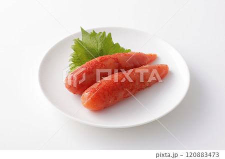 白い背景と白い皿に盛った辛子明太子 120883473