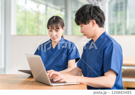 ミーティング・カンファレンス・申し送りを行う看護師・理学療法士・介護福祉士・医師・研修医の若い男女 120883485