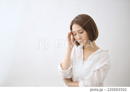 20代女性のビューティー 120883502