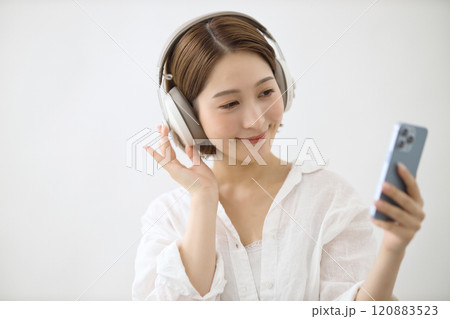 ヘッドフォンで音楽を聴く若い女性 ヘッドフォンで音楽を聴く若い女性 120883523