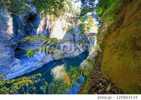 渓谷に架かる水路橋と猿橋 120883534