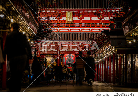 ライトアップされた浅草寺 120883548