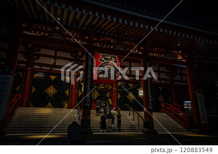ライトアップされた浅草寺 120883549