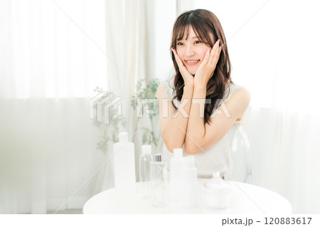 基礎化粧品・コスメで保湿・スキンケア・アンチエイジングをする若いアジア人女性 120883617