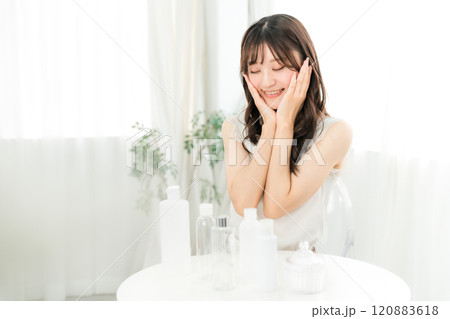 基礎化粧品・コスメで保湿・スキンケア・アンチエイジングをする若いアジア人女性 基礎化粧品・コスメで保湿・スキンケア・アンチエイジングをする若いアジア人女性 120883618