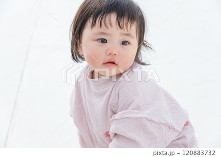 【巨大な遊具でお座りする乳幼児】 120883732