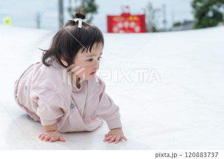 【巨大な遊具ではいはいする乳幼児】 【巨大な遊具ではいはいする乳幼児】 120883737