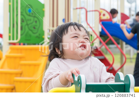 【初めての遊具で遊ぶ乳幼児】 120883741