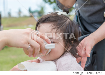 【道の駅で麦茶を飲む乳幼児】 【道の駅で麦茶を飲む乳幼児】 120883743