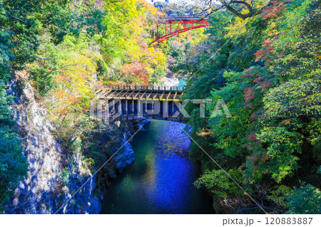 紅葉の水路橋2 120883887