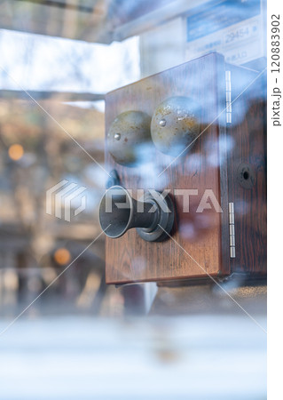 【神奈川県】横浜の山手にあるレトロな公衆電話 120883902