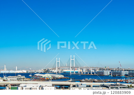 【神奈川県】港の見える丘公園から見える横浜ベイブリッジ 【神奈川県】港の見える丘公園から見える横浜ベイブリッジ 120883909