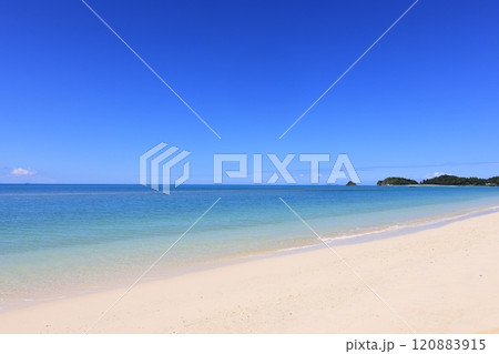 自然　風景　ヤンバルの秋、穏やかなビーチ。左端の水平線上に小さく伊是名島が見えるようです 120883915