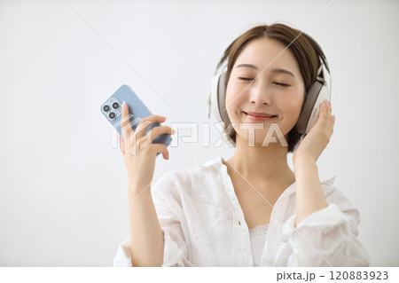 ヘッドフォンで音楽を聴く若い女性 ヘッドフォンで音楽を聴く若い女性 120883923