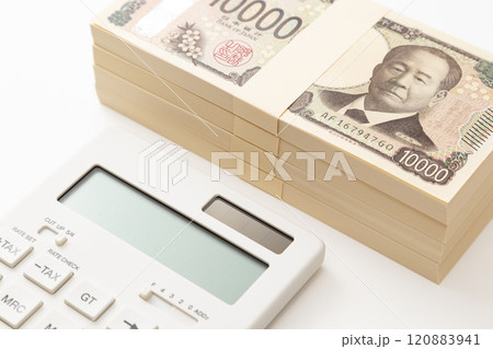白背景に400万円と電卓 120883941